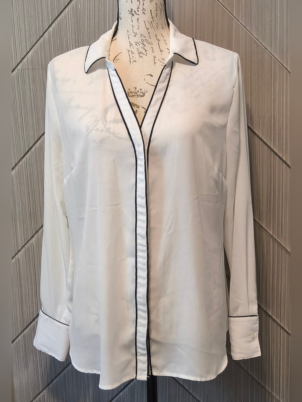 Worthington L White Black Piping Button Front Blouse Pajama Style Quiet Luxury